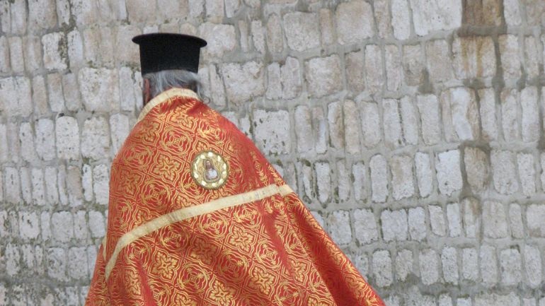 Σε αργία ιερέας που έκανε «παπαδάκια» δύο κορίτσια