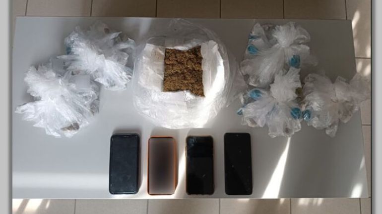Συνελήφθησαν ανήλικοι διακινητές στη Λάρισα με πάνω από μισό κιλό κάνναβης