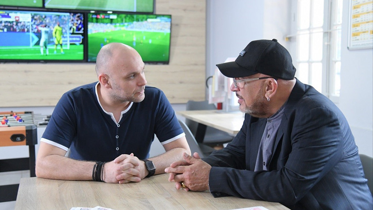  Ο Λάμπρος Διώτης, ιδιοκτήτης καταστήματος ΟΠΑΠ στον Άγιο Νικόλαο, με τον Γιάννη Ζουγανέλη