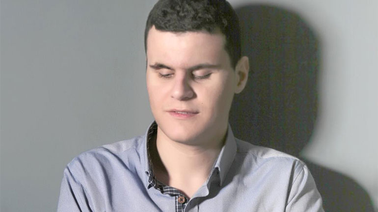 Ο 16χρονος Γιάννης Πολονύφης γράφει τις νότες με τον κώδικα braille των τυφλών και παρουσιάζει ένα δικό του τραγούδι!