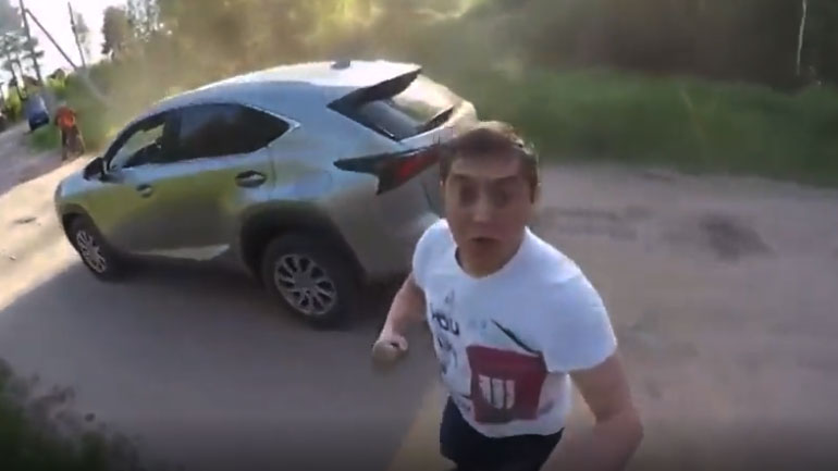 Ο πιο αναίτιος καβγάς που έχει γίνει ποτέ για προτεραιότητα στο δρόμο