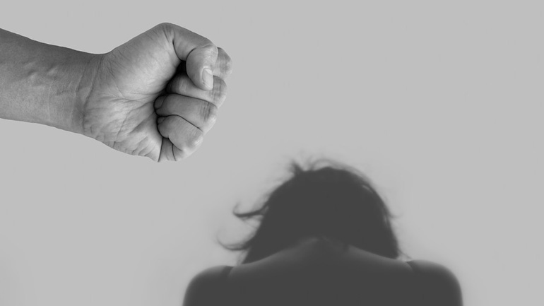 Νέα Μάκρη: Ξυλοκόπησε τη σύζυγό του και ταμπουρώθηκε οπλισμένος στο σπίτι