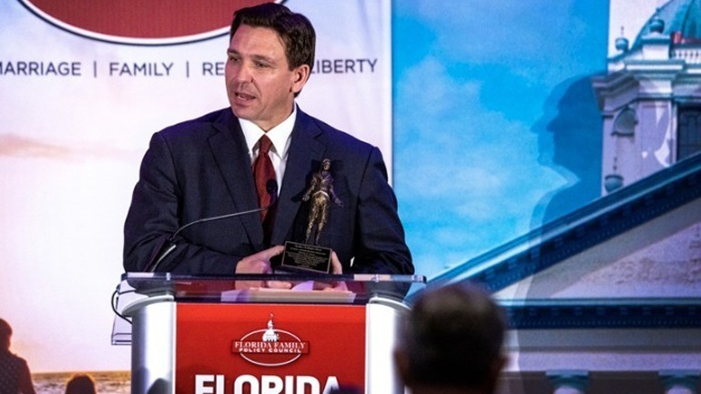 Ο κυβερνήτης της Φλόριντα ΝτεΣάντις υπεραμύνθηκε της πολιτικής του να στέλνει αεροπορικώς μετανάστες σε άλλες πολιτείες