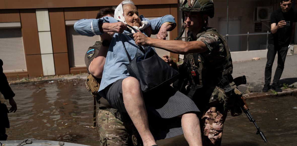 Διασώστες απομακρύνουν υπέργηρη από την πλημμυρισμένη Χερσώνα