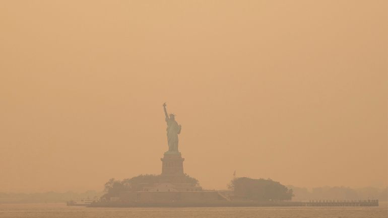 Πυκνοί καπνοί συνεχίζουν να πνίγουν τη Νέα Υόρκη – Μεγάλος κίνδυνος για την υγεία των κατοίκων – Εντολή να φορούν μάσκες