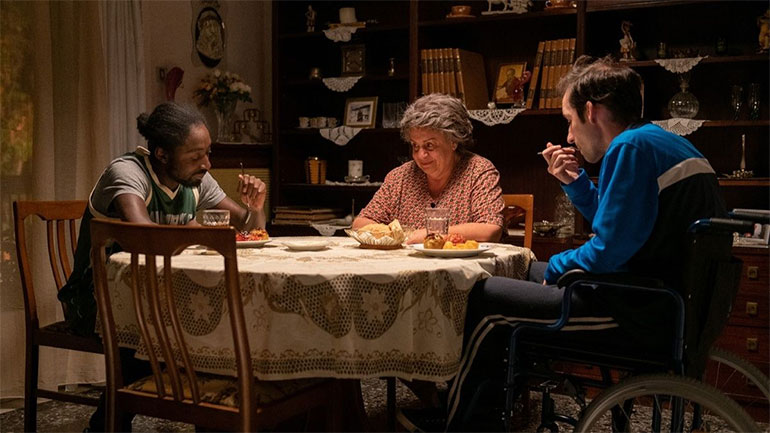 «Black Stone»: Μία μαύρη κωμωδία του Σπύρου Ιακωβίδη με την Ελένη Κοκκίδου και τον Νέγρο του Μοριά