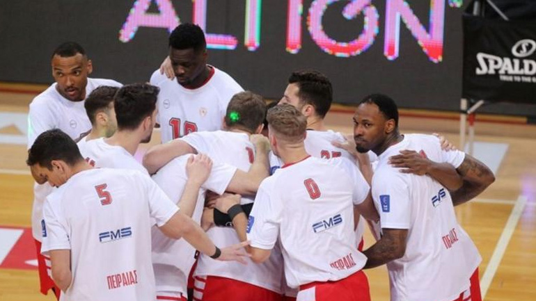 Επίθεση με γιαούρτια στην αποστολή του Ολυμπιακού-Φραστική επίθεση σε Μπαρτζώκα