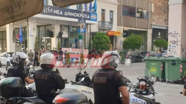 Πάτρα: Ομάδα αντιεξουσιαστών πραγματοποίησε συγκέντρωση έξω από εκλογικό κέντρο της ΝΔ
