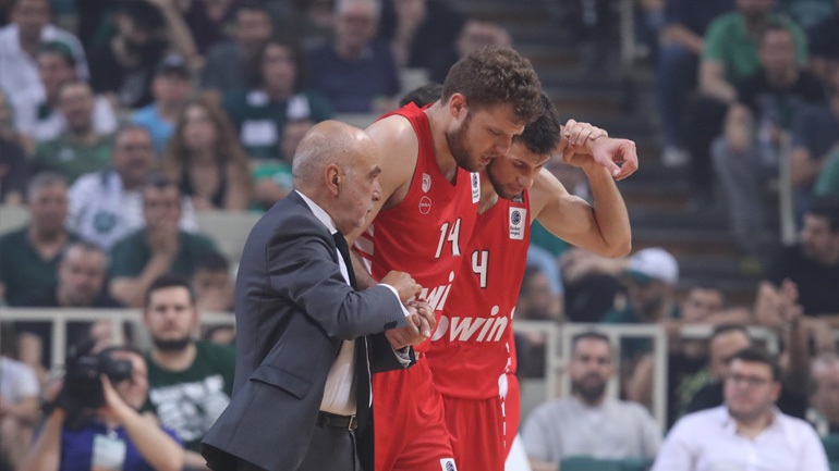 Οστικό οίδημα στο γόνατο ο Βεζένκοφ, αμφίβολος για το ματς της Κυριακής