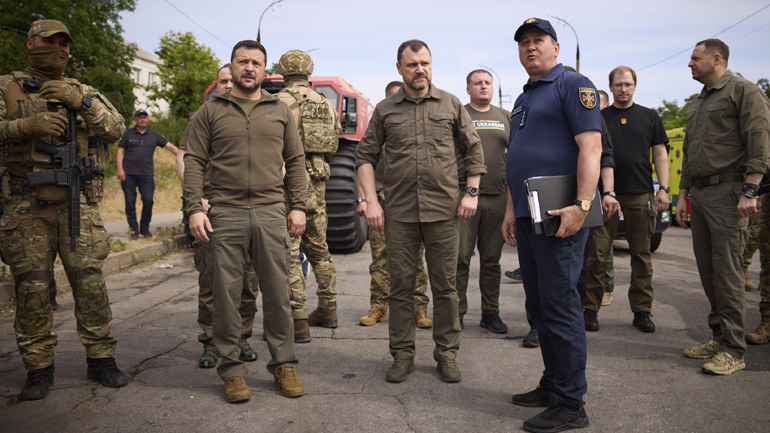 Ο Ζελένσκι χαιρετίζει «τον ηρωισμό» των στρατιωτών που πολεμούν σε σκληρές μάχες