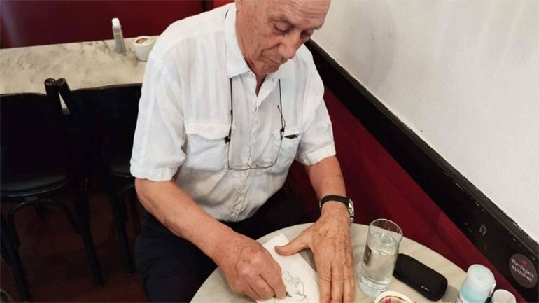 Αυτοδίδακτος σκιτσογράφος, ετών 90, εκθέτει τα πορτρέτα του και «μαγεύει» τους επισκέπτες