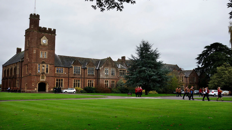 Επίθεση σε σχολείο του Ντέβον της Αγγλίας: Τρία άτομα στο νοσοκομείο, οι δύο μαθητές – Συνελήφθη 16χρονος