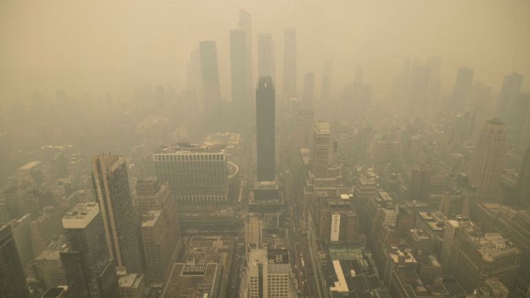 Ο καπνός από τις φωτιές στον Καναδά εξακολουθεί να πνίγει τις βορειοανατολικές ΗΠΑ – Δεκάδες πυρκαγιές μαίνονται στο Κεμπέκ