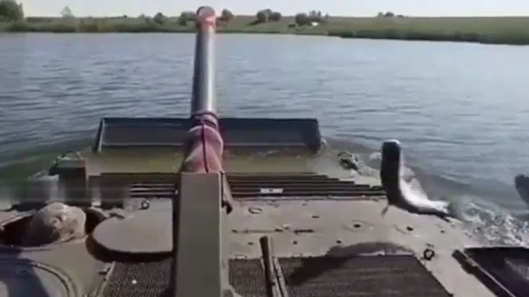 Ψάρι πηδά σε θωρακισμένο όχημα