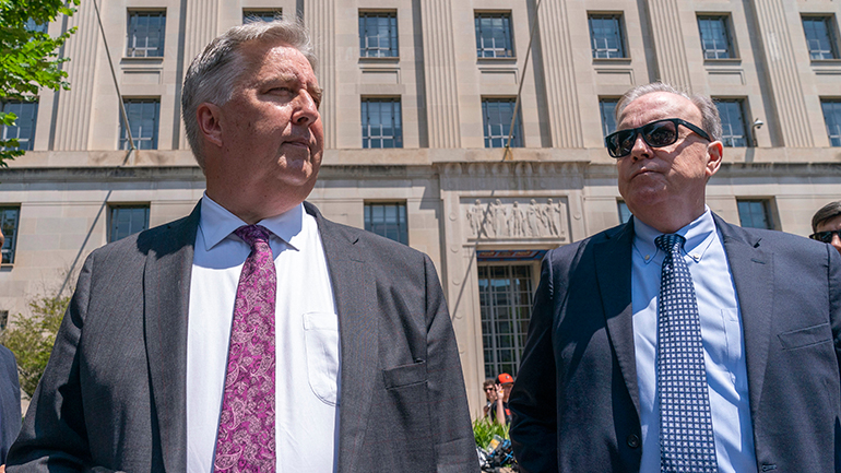 Παραιτήθηκαν οι δικηγόροι του Τραμπ μετά την παραπομπή του σε δίκη για τα διαβαθμισμένα έγγραφα