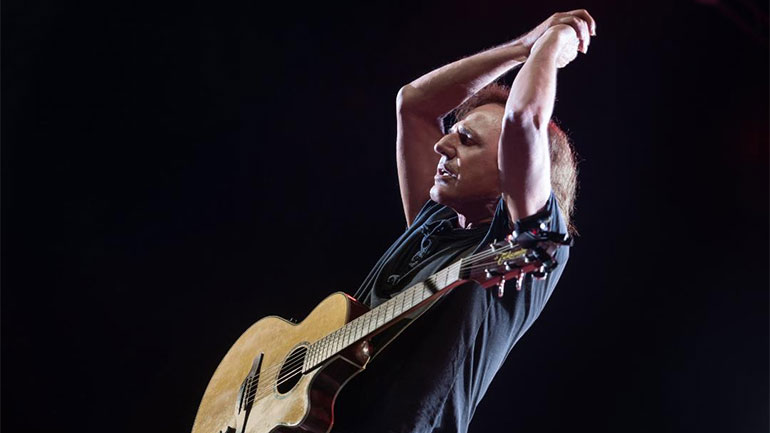 Ο Βασίλης Παπακωνσταντίνου γιορτάζει τα 50 του χρόνια στο τραγούδι