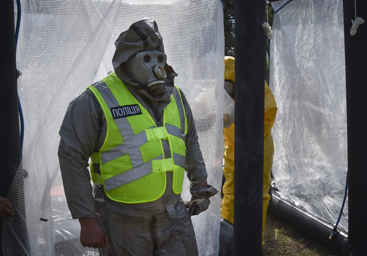 Εργαζόμενος έκτακτης ανάγκης φοράει στολή ακτινοπροστασίας στη Ζαπορίζια