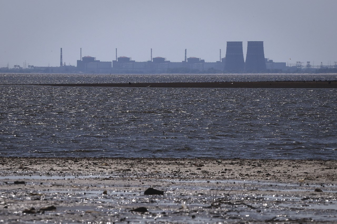 Ο πυρηνικός σταθμός της Ζαπορίζια, ο μεγαλύτερος της Ευρώπης, όπως φαίνεται από τη δεξαμενή Καχόβκα μετά την κατάρρευση του φράγματος