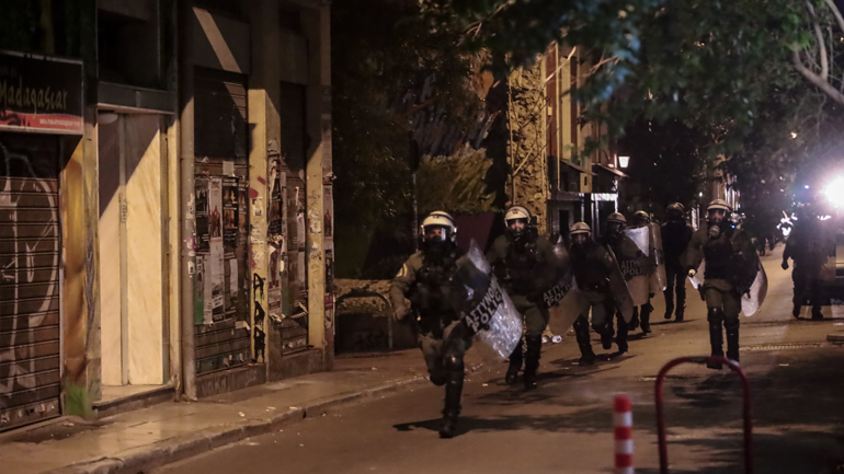 Επιθέσεις με μολότοφ εναντίον αστυνομικών σε Εξάρχεια και Ζωγράφου