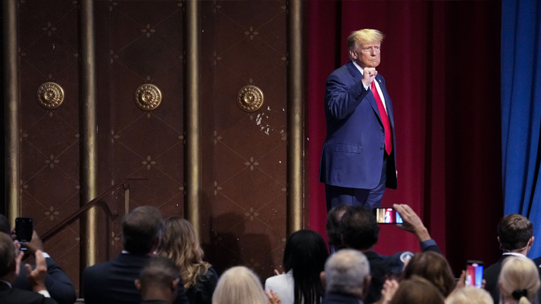 Ο Τραμπ αντιμέτωπος με νέα δίωξη – Καταφέρεται εναντίον της δικαιοσύνης μπροστά στους οπαδούς του