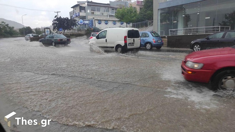 Θεσσαλονίκη: Δεκάδες κλήσεις για απάντληση υδάτων δέχτηκε σε μία ώρα η Πυροσβεστική