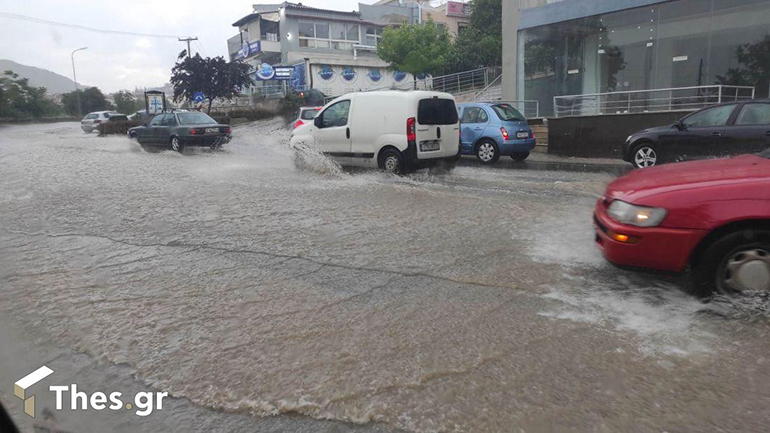 Καταρρακτώδης βροχή στη Θεσσαλονίκη – Ποτάμια οι δρόμοι