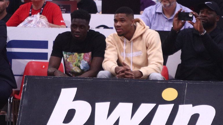 Αποθέωση για τους Γιάννη και Άλεξ Αντετοκούνμπο στο ΣΕΦ