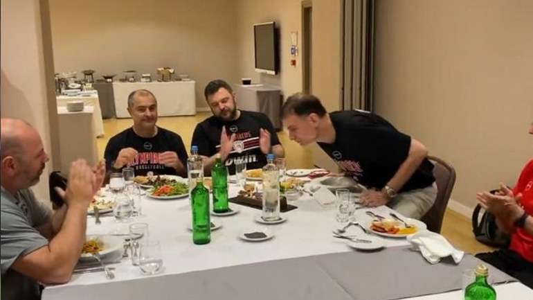 Ολυμπιακός: Τούρτα-έκπληξη στον Μπαρτζώκα