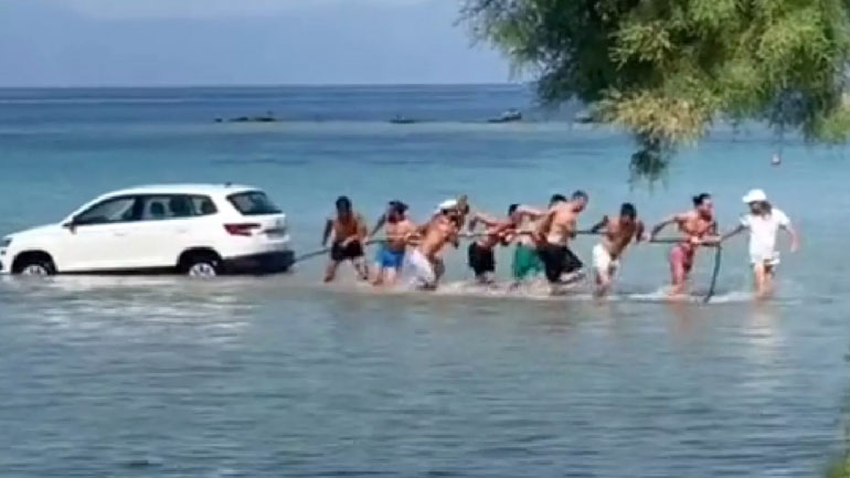 Ανθρώπινη αλυσίδα στην Αίγινα για να σωθεί Skoda Karoq που μπήκε για κολύμπι