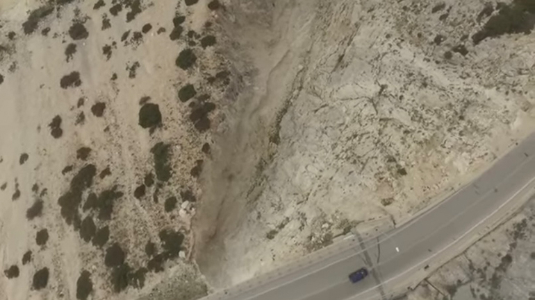 «Χάρακας»: Ένα μικρό θαύμα της μηχανικής πάνω στο ενεργό σεισμικό ρήγμα με θέα το μαγευτικό Μύρτο