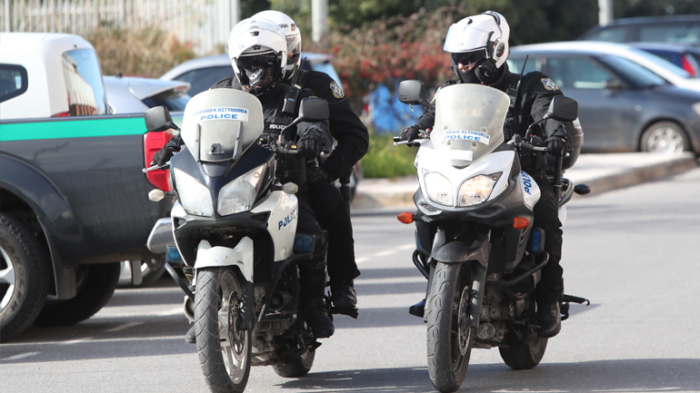 Τροχαίο στην Πετρούπολη: Αυτοκίνητο παραβίασε stop και τραυμάτισε 4 αστυνομικούς