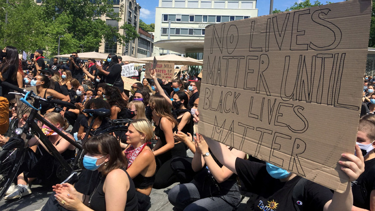 Ελβετία: Στο εδώλιο αστυνομικοί κατηγορούμενοι για τον θάνατο ενός μαύρου άνδρα