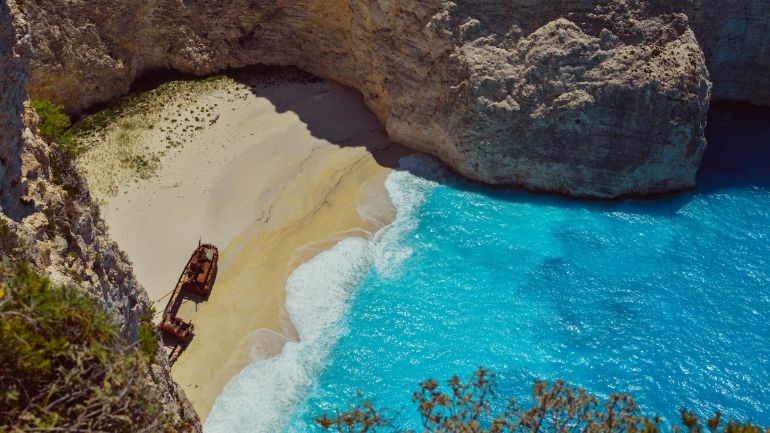 Απαγορεύεται και επίσημα το κολύμπι στο Ναυάγιο Ζακύνθου – Όριο στον χρόνο παραμονής στα σκάφη