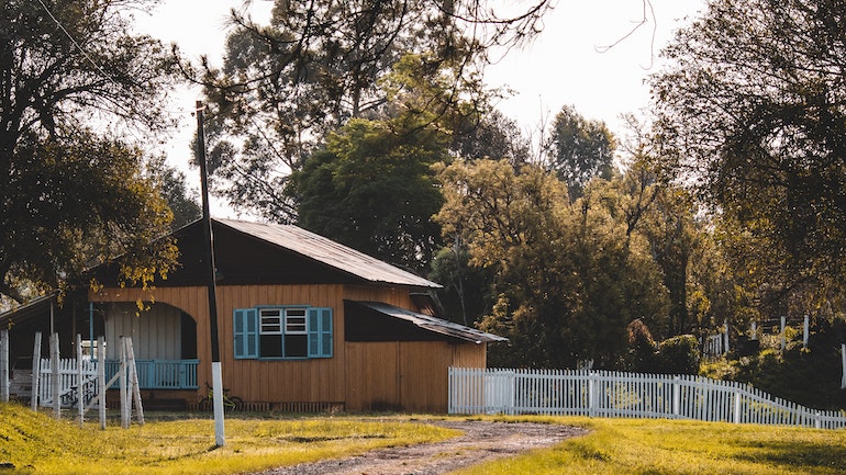 Δυτική Γαλλία: Ένα 11χρονο κορίτσι σκοτώθηκε από πυροβολισμούς στον κήπο του σπιτιού του