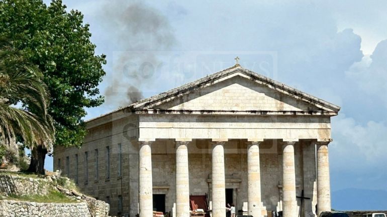 Φωτιά στο Παλιό Φρούριο στην Κέρκυρα από κεραυνό