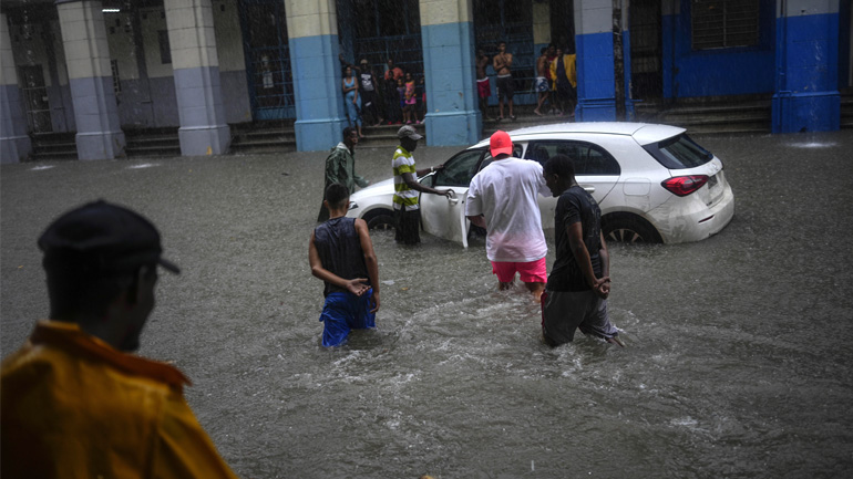 Τρεις νεκροί και χιλιάδες εκτοπισμένοι στην Κούβα που πλήττεται από ισχυρές βροχές
