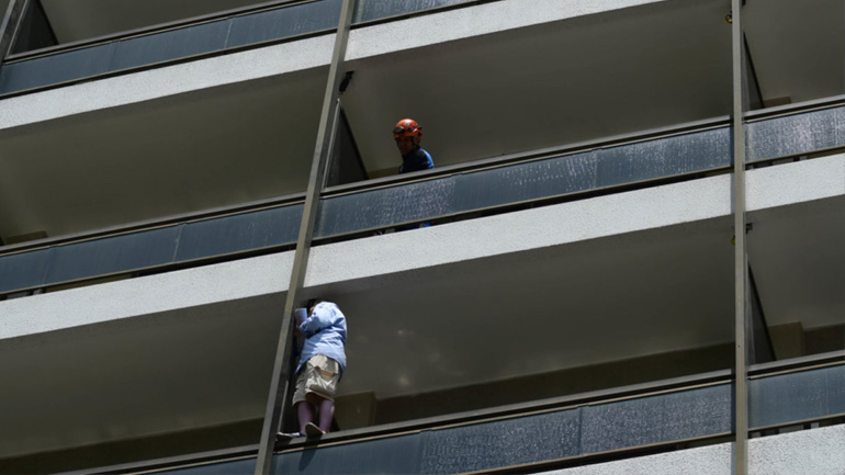 Έληξε το συμβάν στο κέντρο της Λάρισας – Αποχώρησε η γυναίκα από το μπαλκόνι