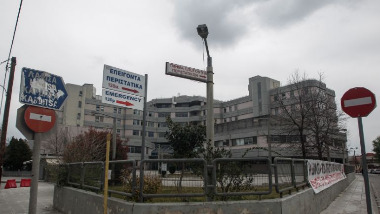 Γολγοθάς ηλικιωμένης στα Τρίκαλα – Πήρε εξιτήριο και περιμένει ασθενοφόρο δύο ημέρες