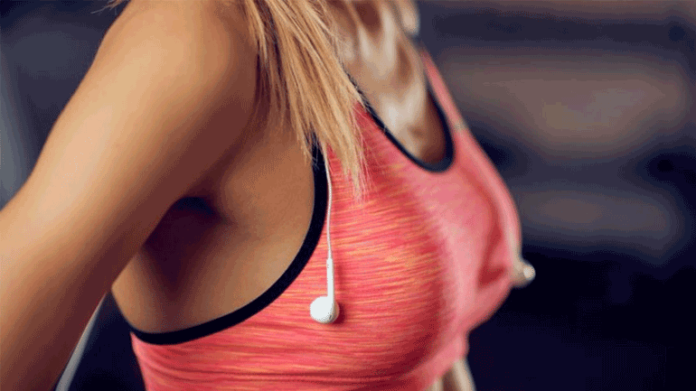 Τι να κάνετε πριν κοιμηθείτε για να «χτίσετε» τους μυς