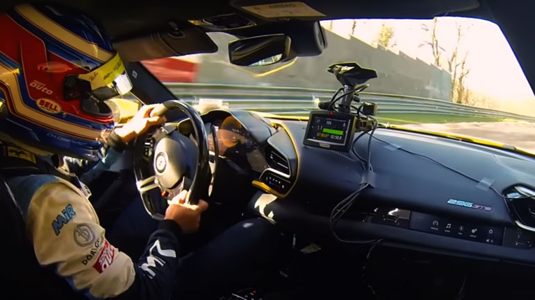 Δείτε την 296 GTB να γράφει ιστορία –  Έγινε η πρώτη Ferrari παραγωγής που έτρεξε την «Πράσινη Κόλαση» σε κάτω από 7 δευτ.