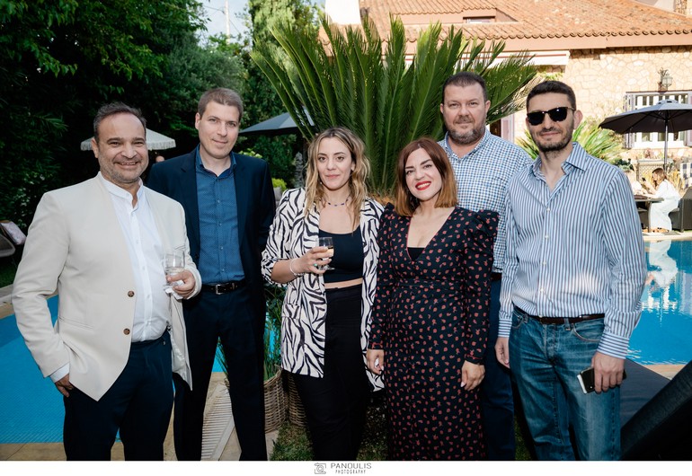 Κώστας Δημόπουλος Sales & Marketing Manager JYSK Ελλάδας και η ομάδα της JYSK Ελλάδας.