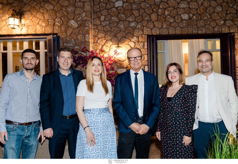 Ο Πρέσβης της Δανίας κος Klavs A. Holms με την ομάδα της JYSK Ελλάδας