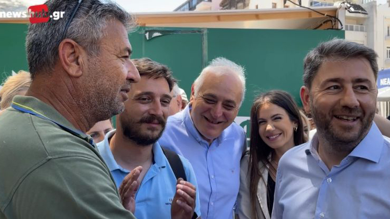 Η μαντινάδα που αφιέρωσε πολίτης στο Νίκο Ανδρουλάκη και τον έκανε να χαμογελάσει