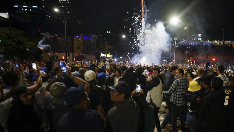 Μαζικοί πυροβολισμοί στο Κολοράντο μετά την κατάκτηση του πρωταθλήματος από τους Nuggets – 9 τραυματίες Μαζικοί πυροβολισμοί στο Κολοράντο μετά την κατάκτηση του πρωταθλήματος από τους Nuggets – 9 τραυματίες