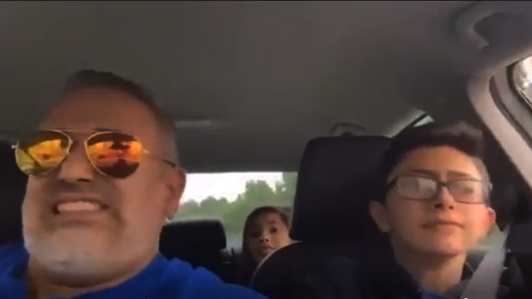 Πατέρας δίνει το αυτοκίνητο στον ανήλικο γιο του και παρά το ατύχημα, παραδίδει μαθήματα ψυχραιμίας