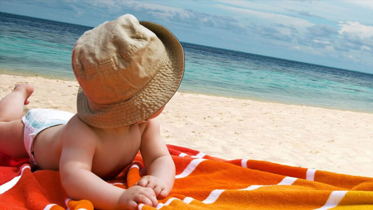 Πρώτη φορά στην παραλία με το μωρό: Τι να προσέξετε