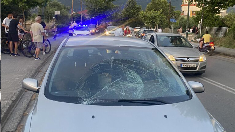 Βίντεο της σύγκρουσης του Ι.Χ. με πατίνι στην Καλαμάτα – Σοβαρά τραυματισμένος ο 15χρονος