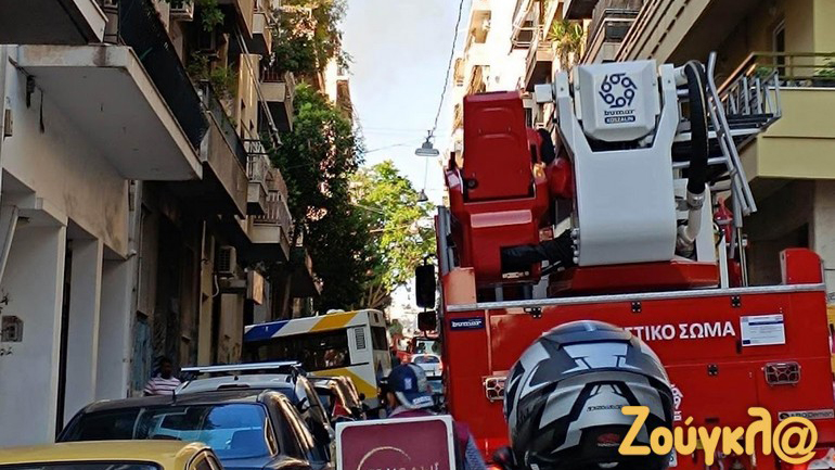 Φωτιά σε πολυκατοικία στα Εξάρχεια