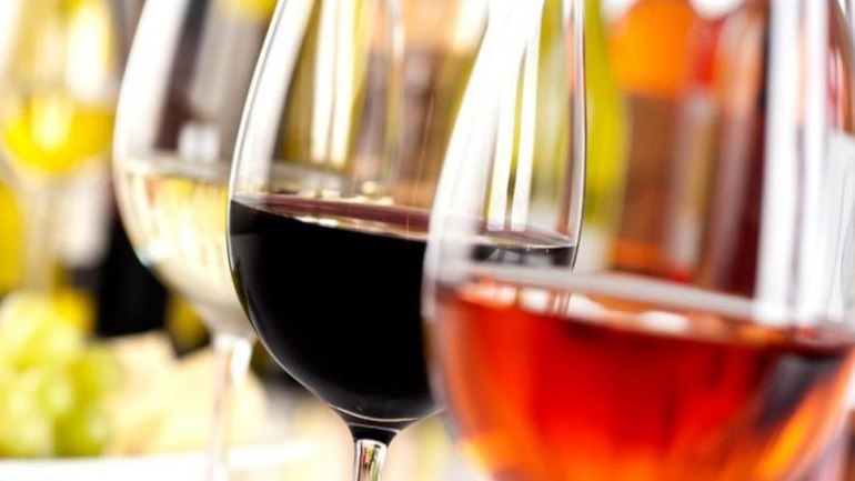 Γιατί η ελαφριά έως μέτρια κατανάλωση αλκοόλ συνδέεται με καλύτερη υγεία της καρδιάς