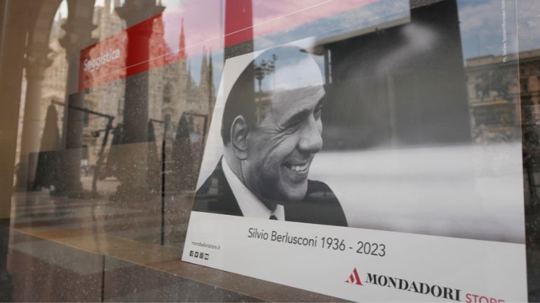 Πλήθος κόσμου στην κηδεία του Σίλβιο Μπερλουσκόνι στον μητροπολιτικό ναό Ντουόμο του Μιλάνο